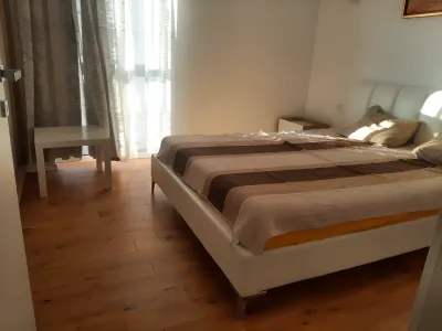 Pat in dormitor cu lemn apartament inchiriere Sector 1 București